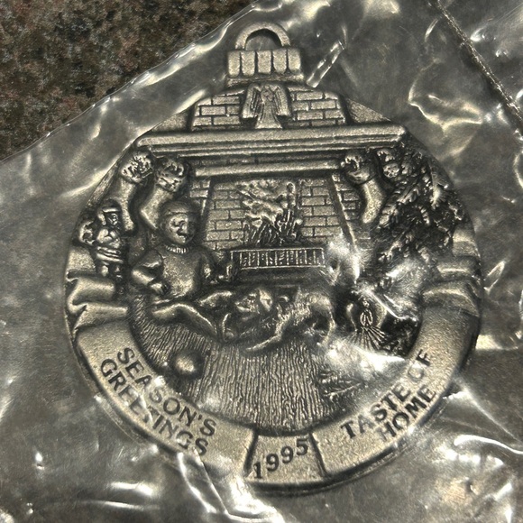 2 collectible ornaments - Picture 3 of 3